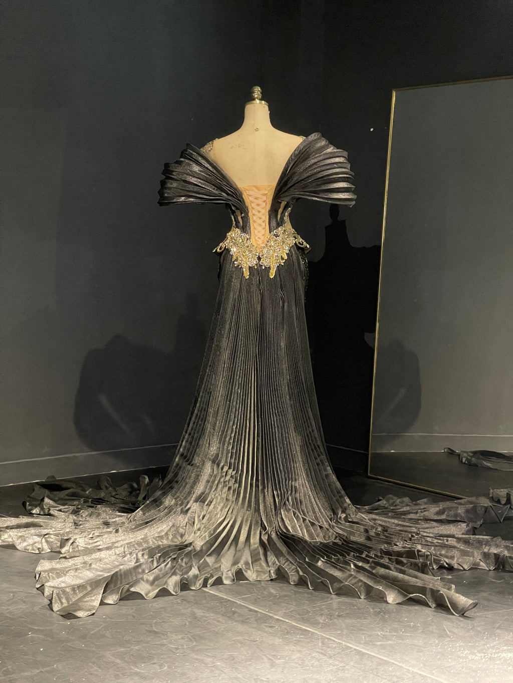 Black and Gold Mermaid Pleated Sleeves Corset Evening Gown