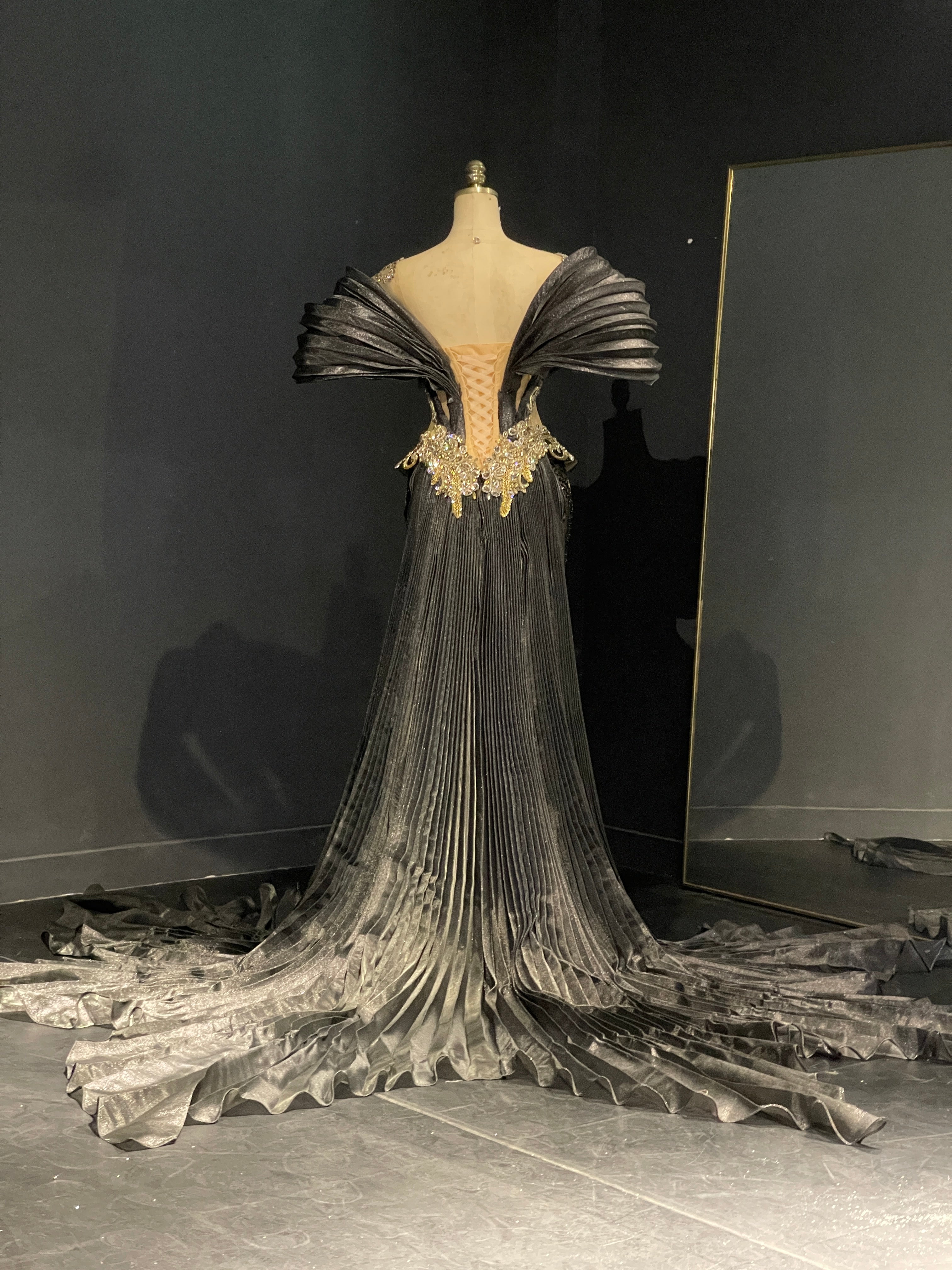 Black and Gold Mermaid Pleated Sleeves Corset Evening Gown